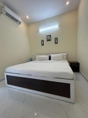 Postel nebo postele na pokoji v ubytování Sriram Guesthouse Chikmagaluru