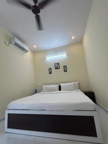 Postel nebo postele na pokoji v ubytování Sriram Guesthouse Chikmagaluru