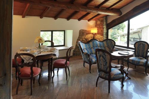 a dining room with a table and chairs at Sant'Andrea - Monticello Apartments in Medesano