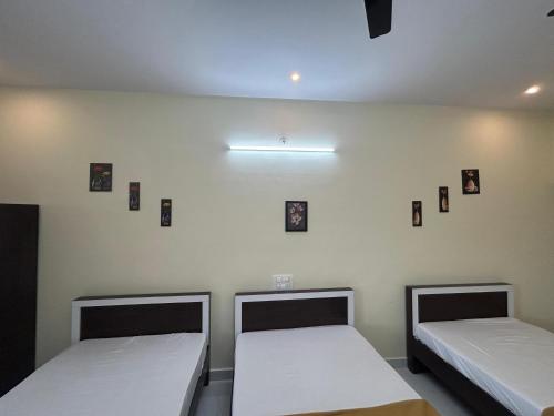 Postel nebo postele na pokoji v ubytování Sriram Guesthouse Chikmagaluru