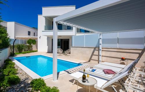 Amazing Home In Linardici