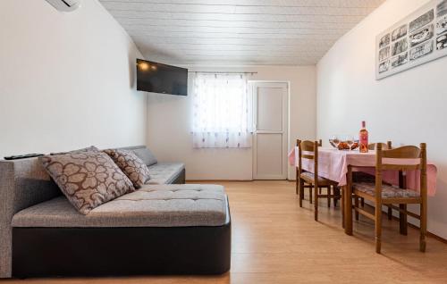 パグにある2 Bedroom Nice Apartment In Pagのソファとテーブルのあるリビングルーム