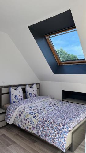 une chambre avec un lit et une fenêtre dans l'établissement Tout confort 6 personnes - Proche de Disney, à Claye-Souilly