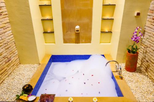 una vasca idromassaggio nel centro del bagno di Horizon Karon Beach Resort & Spa a Karon Beach