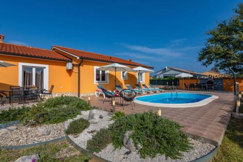 Villa Orange, a charming holiday home with a pool & fenced garden