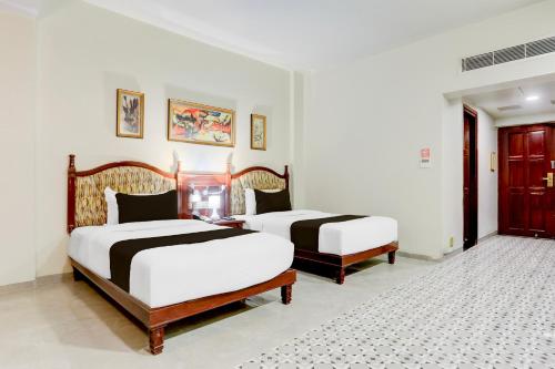Postel nebo postele na pokoji v ubytování Palette Anand Formerly Hotel La Casa Inn