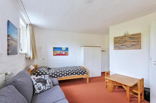 a living room with a couch and a table at Appartment Sünnschien in Kronsgaard