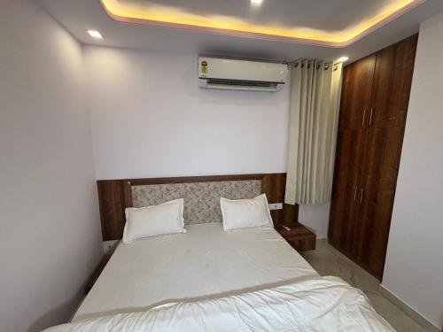 Postel nebo postele na pokoji v ubytování Hotel Regal Crown