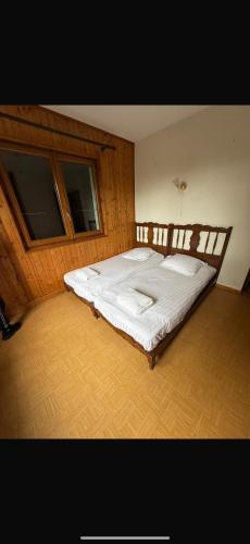 une chambre avec un grand lit avec des draps blancs dans l'établissement Choucas, à Thollon-les-Mémises