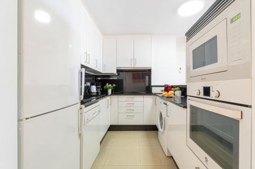 Apart-rent Penthouse Port Grec 0160 con WIFI, Smart TV, vista al canal y al mar