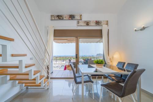 Apart-rent Penthouse Port Grec 0160 con WIFI, Smart TV, vista al canal y al mar