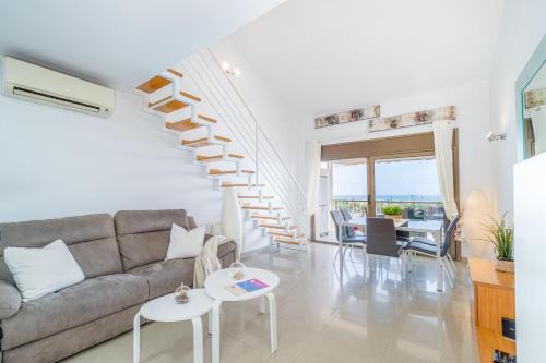 Apart-rent Penthouse Port Grec 0160 con WIFI, Smart TV, vista al canal y al mar