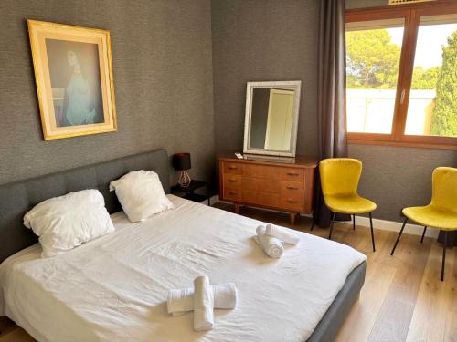 une chambre avec un lit avec deux serviettes dessus dans l'établissement Soléna - Appartement Vue Mer Climatisé 2 Chambres, à Cavalaire-sur-Mer