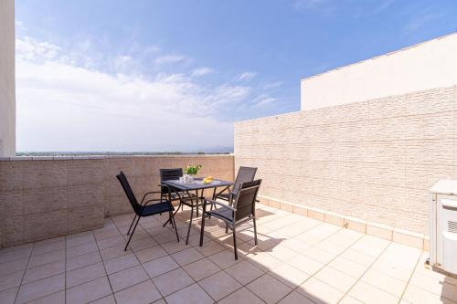 Apart-rent Penthouse Port Grec 0160 con WIFI, Smart TV, vista al canal y al mar