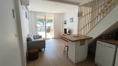 Elle comprend un petit salon avec un escalier et un bureau. dans l'établissement Appartement Vue Bassin, à Andernos-les-Bains
