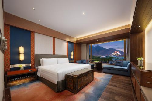 Pemandangan gunung umum atau pemandangan gunung yang diambil dari hotel