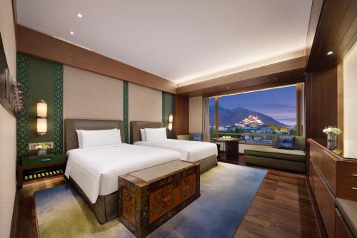 Pemandangan gunung umum atau pemandangan gunung yang diambil dari hotel