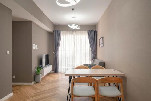 TV a/nebo společenská místnost v ubytování Masteri Residence Heera Stay Apartment