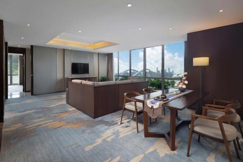 Grand Metro Park Hotel Nanningにあるテレビまたはエンターテインメントセンター