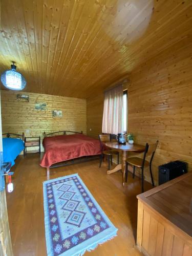 Ένα ή περισσότερα κρεβάτια σε δωμάτιο στο Ushguli Cabins