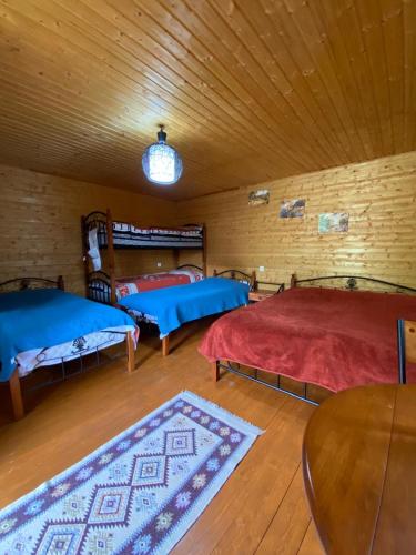 Ένα ή περισσότερα κρεβάτια σε δωμάτιο στο Ushguli Cabins