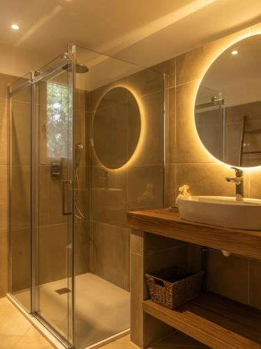 une salle de bain avec douche et lavabo dans l'établissement Résidence Spelonca, à Corbara