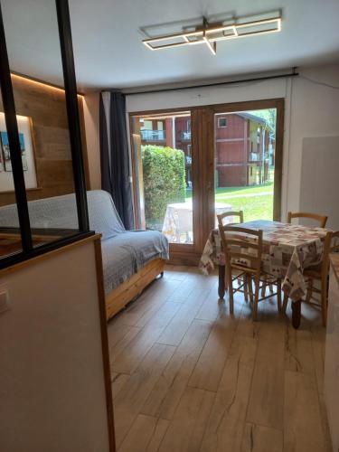 een kamer met een tafel en een bed en een slaapkamer bij Sur le TMB Les Contamines in Les Contamines-Montjoie