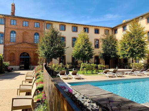 Bazén v ubytování Dali Hôtel Montauban nebo v jeho okolí