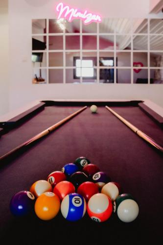 a group of billiard balls on a pool table at Maison Castor, balnéo et billard chez Ivona Vacances in Mimizan