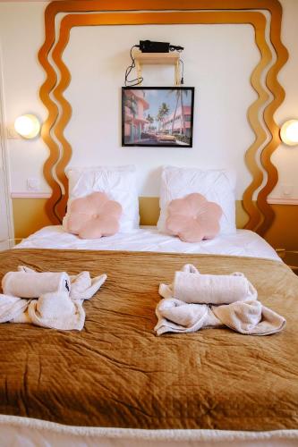 a bedroom with a bed with towels on it at Maison Castor, balnéo et billard chez Ivona Vacances in Mimizan