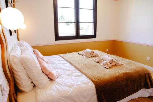 a bedroom with a bed with towels on it at Maison Castor, balnéo et billard chez Ivona Vacances in Mimizan