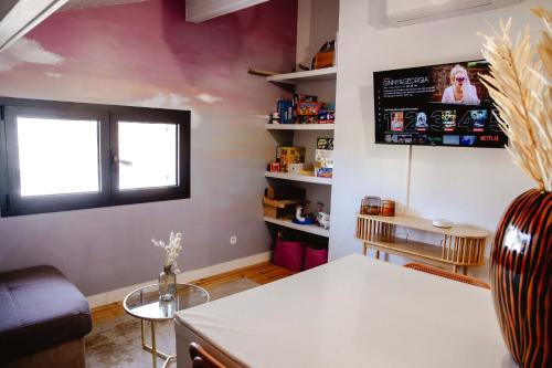 a living room with a white table and a window at Maison Castor, balnéo et billard chez Ivona Vacances in Mimizan