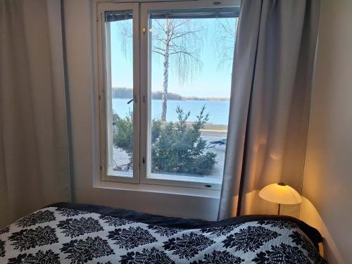 En eller flere senge i et værelse på Luxhousing apartment with sea view