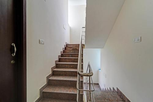 钦奈HOTEL O J2 SERVICE APARTMENT的楼梯,有金属扶手的房子