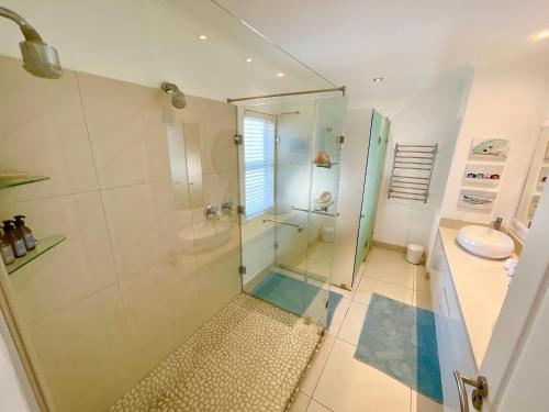 ein Badezimmer mit Dusche und Waschbecken in der Unterkunft Waterfront Seafront cottage C3 in Swakopmund