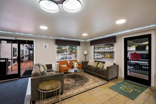 Χώρος καθιστικού στο Quality Inn SeaTac Airport-Seattle
