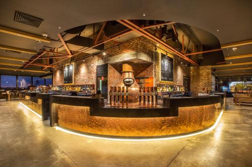 Un restaurante o sitio para comer en Nightcap at The Cheeky Squire
