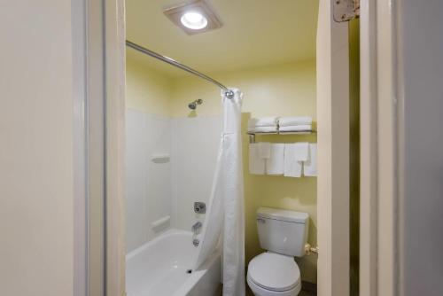 Ένα μπάνιο στο Quality Inn SeaTac Airport-Seattle