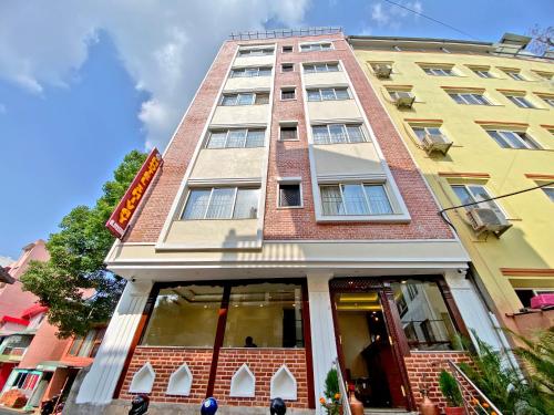 カトマンズにあるHotel Shivay Pvt ltdの前に看板がある高い建物