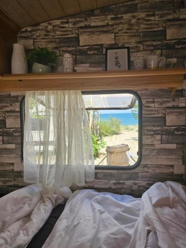 Кровать или кровати в номере Beachfront Caravans