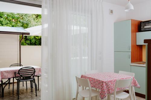 a dining room with a table and chairs at Residenza Alpaluba in Vasto