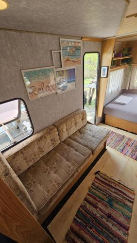 Кровать или кровати в номере Beachfront Caravans