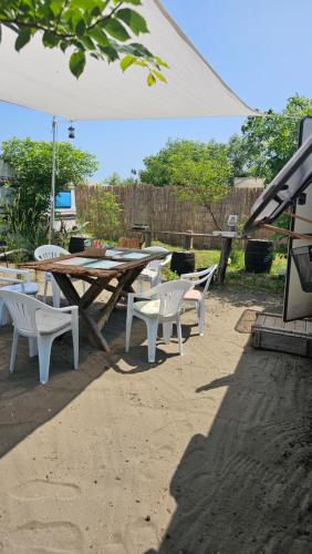 Сад в Beachfront Caravans