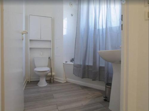 une salle de bain avec toilettes et lavabo dans l'établissement Appartement T1 bis - LA ROCHELLE - LR130-B56, à La Rochelle