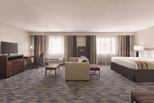 a hotel room with a bed and a desk at Country Inn & Suites by Radisson, Abingdon, VA in Abingdon