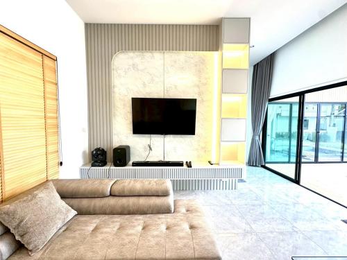 TV a/nebo společenská místnost v ubytování Privacy Pool Villa Pattaya
