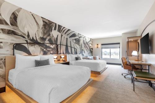 Postel nebo postele na pokoji v ubytování Cambria Hotel Rehoboth Beach