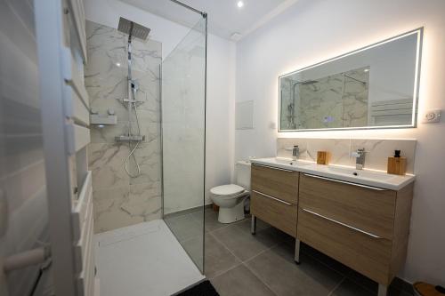 une salle de bain avec une douche, un lavabo et des toilettes dans l'établissement Vincent à deux pas du Vieux Port, à Marseille