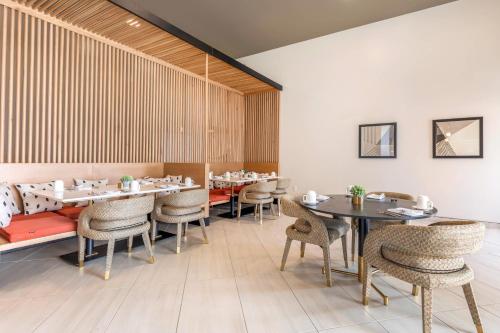 Ruang duduk di Cambria Hotel Rehoboth Beach