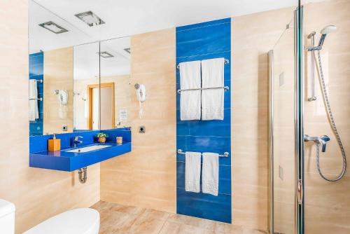 Villa Betty في كالا إن بلانيس: حمام مزود بدش ومغسلة